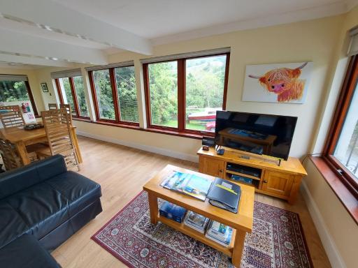 Loch Ness Balcony Apartment - Housity