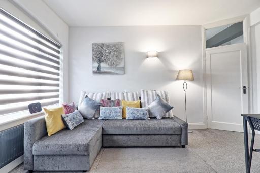 Luxury 3-Bed Apartment Near To London With Parking - Housity