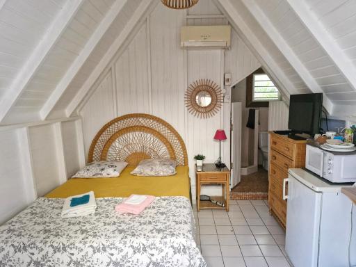 Petite case creole avec jardin au calme - Housity