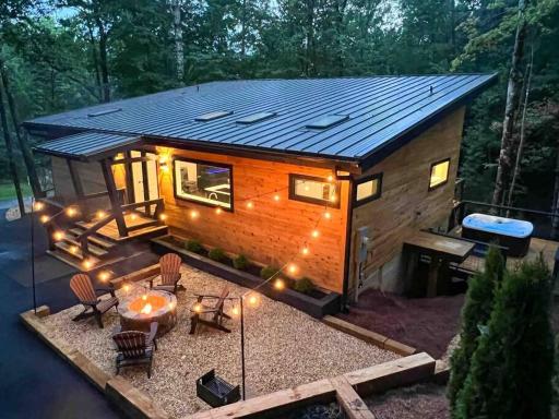 Modern Mountain Getaway with Hot Tub, Fire Pit - Housity