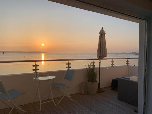 Sandbanks, Poole Harbour - Housity