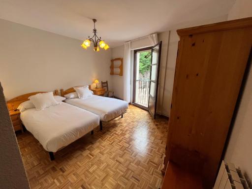 vivienda turistica en la plaza del pueblo - Housity