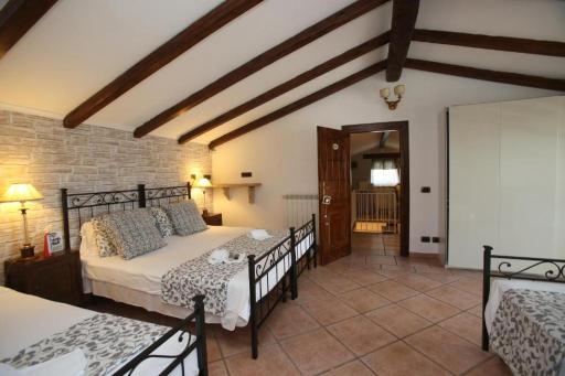 Scuderie VGB Camere Piscina e Maneggio - Housity