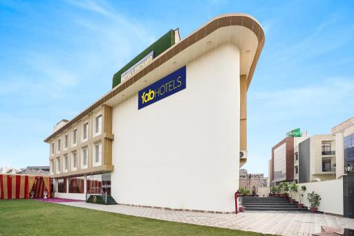 FabHotel Prime Royals Orchard - Housity