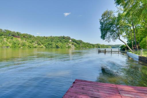 Lakefront Retreat with Deck, Dock and Resort Amenities - Housity