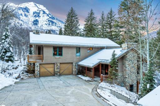 Sundance Splendor- 5-Bed Cabin Oasis with Majestic Mountain Views - Housity