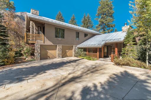 Sundance Splendor- 5-Bed Cabin Oasis with Majestic Mountain Views - Housity