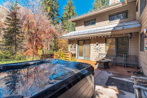 Sundance Splendor- 5-Bed Cabin Oasis with Majestic Mountain Views - Housity