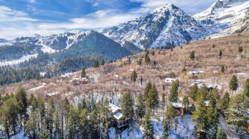 Sundance Splendor- 5-Bed Cabin Oasis with Majestic Mountain Views - Housity