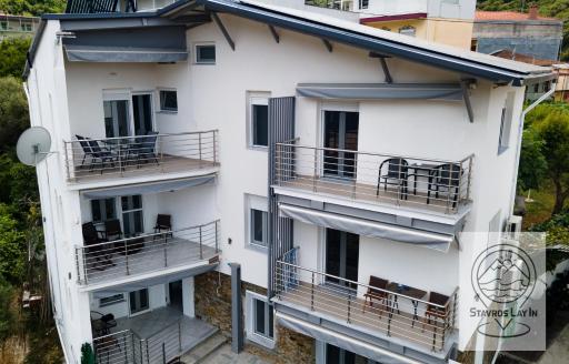 Stavros Lay In - Housity