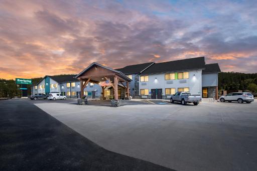 EverSpring Inn & Suites - Housity