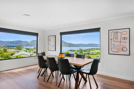 Spacious, modern and bright home with waterviews - Housity