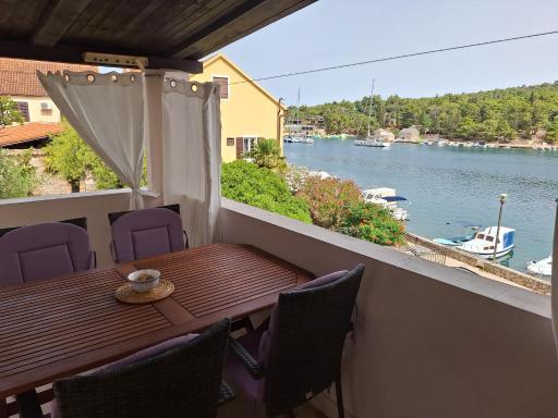 Two-bedroom apartment with sea view,big terrase and garden - Housity