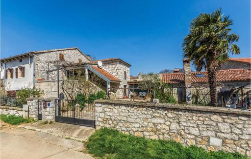 Two-Bedroom Apartment In Vrsar - Housity