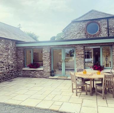 Courtyard Stables - Housity