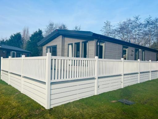 Bridgeview Lodge with Hot Tub - Hizvo
