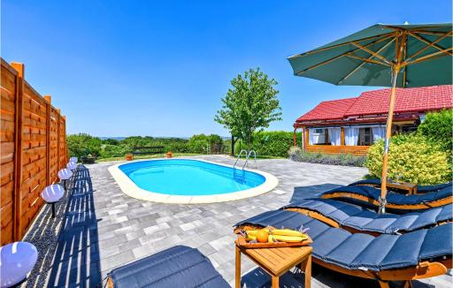 Nice Home In Falinic Breg With Jacuzzi - Housity