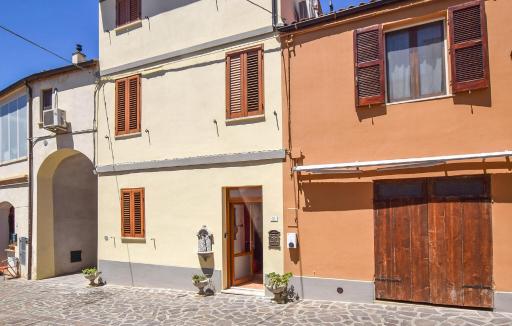 3 Bedroom Gorgeous Apartment In Castilenti - Housity