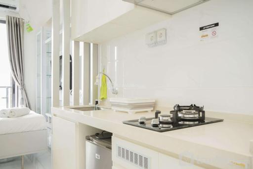 Homey and Warm Studio at Sky House BSD Apartment By Travelio - Housity