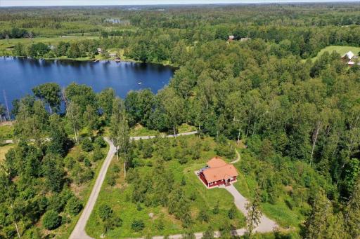 Modernes und hell eingerichtetes Haus mit Blick auf einen See - Housity