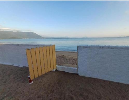 Pé na areia, casa na praia de frente para o mar - Housity