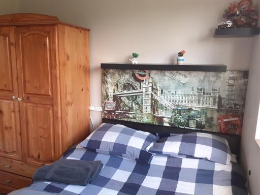 Double bedroom sleeps 1 or 2 with back garden view - Housity
