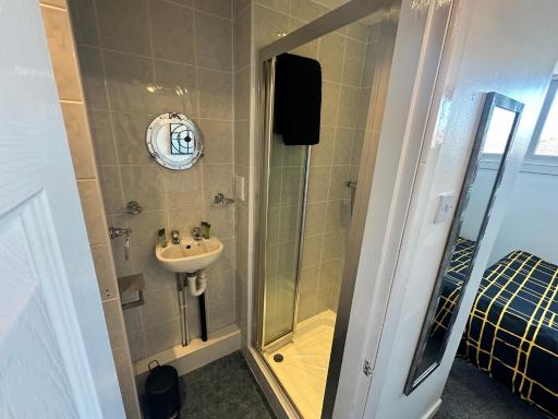 Runway - Minutes From Winter Gardens - Dog Friendly - Housity