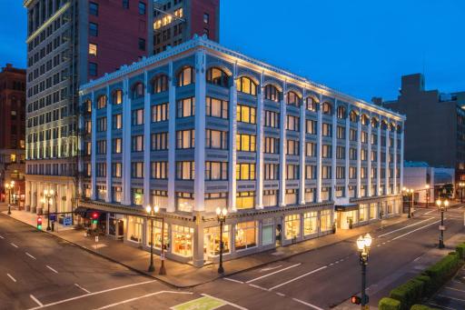The Hi-Lo, Autograph Collection - Housity