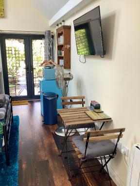 The Snug in Cheltenham, Leckhampton - A Cosy & Unique Space - Housity