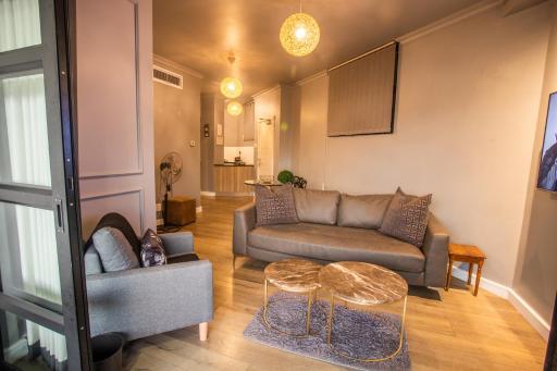 2 Sleeper with King Bed at Point Waterfront - Housity