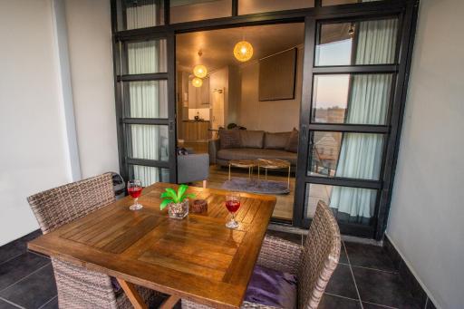 2 Sleeper with King Bed at Point Waterfront - Housity