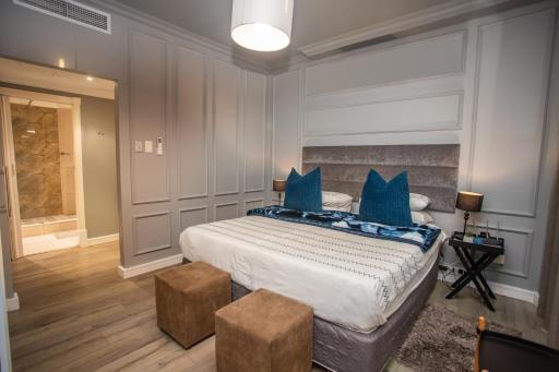 2 Sleeper with King Bed at Point Waterfront - Housity
