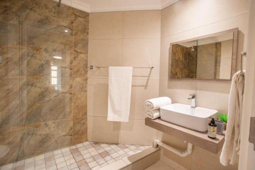 2 Sleeper with King Bed at Point Waterfront - Housity
