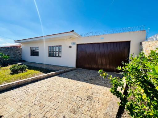 Casa Vintage 5 Quartos, Gramado frente e fundos , Roupas de cama completo , 4 Garagens, 9 camas - Housity