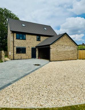 5-Bedroom Cottage, New Waltham, Grimsby - Housity