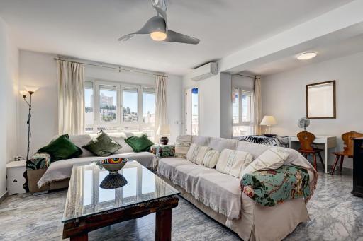 Sleeps 8 adults & 2 children under10 Fast wifi 63 inch TV Underground parking - Housity