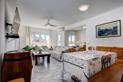 Sleeps 8 adults & 2 children under10 Fast wifi 63 inch TV Underground parking - Housity