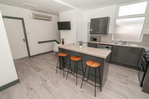 Beautiful 2 Bedroom Apartment in Fleetwood - Housity