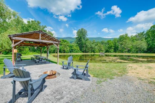 Spacious Virginia Retreat with Mountain Views - Housity