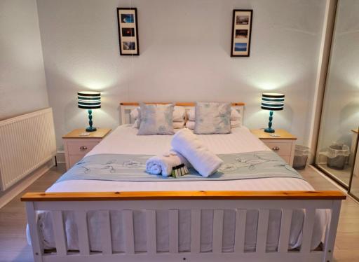 Sea views, big 2 Bed Flat close to beach & harbour - Housity