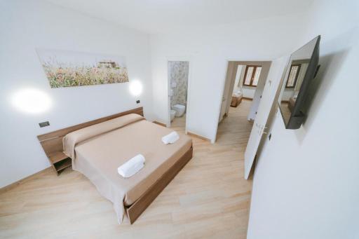 Guest Room 144 - Housity