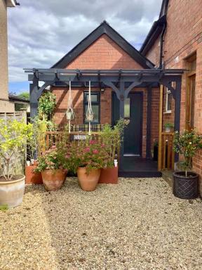 The Snug in Cheltenham, Leckhampton - A Cosy & Unique Space - Housity