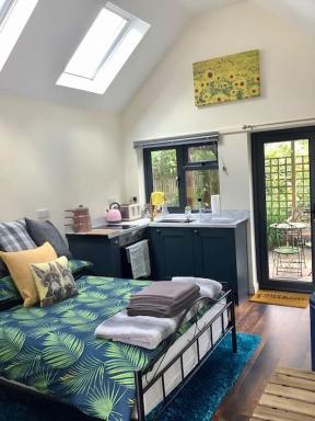 The Snug in Cheltenham, Leckhampton - A Cosy & Unique Space - Housity