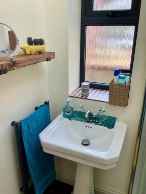 The Snug in Cheltenham, Leckhampton - A Cosy & Unique Space - Housity