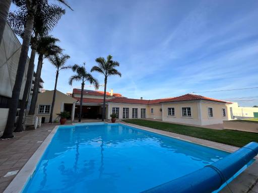 Spacious ground-floor villa with private & heated pool - Housity