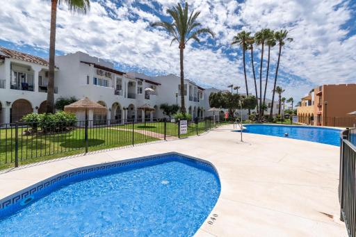 Renovated apartment on beachside with pool - Housity