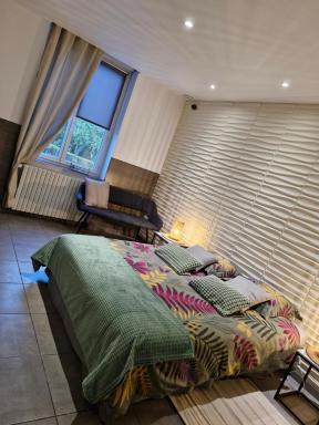 HÔTEL Le 6 3 Home PORT EN BESSIN Parking privé gratuit - Housity
