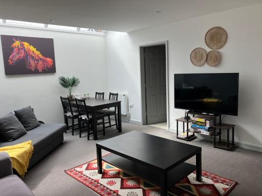 Lancing Apartments - Spacious 2 Bed - Sleeps 6 - Burnham Village - Hizvo