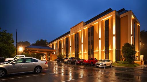 Days Inn by Wyndham Englewood Dayton Airport - Housity