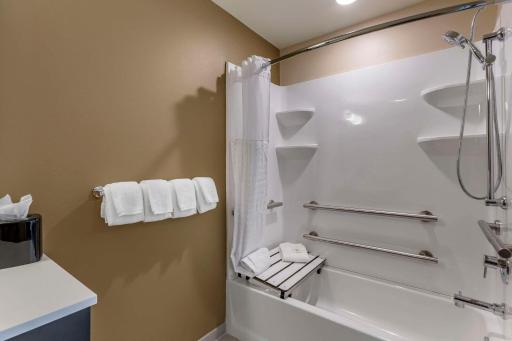 Comfort Suites Albuquerque Airport - Housity